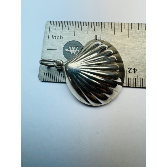 Vintage Sterling Silver 925 Hanging Ribbed Shell Pendant, Marked NF 925, 5.2g - Picture 6 of 9